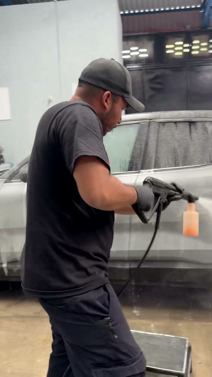 Técnico de Kapaa lavando un vehículo